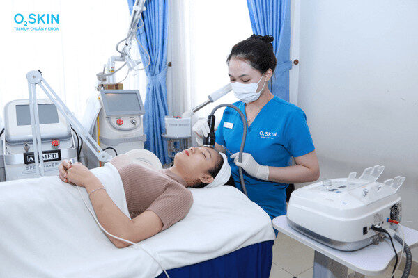 alt text: Hình ảnh điều trị mụn tại phòng khám da liễu