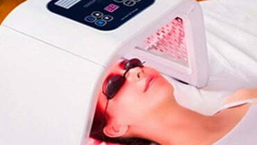 alt text: Hình ảnh minh họa chiếu ánh sáng đỏ trị mụn