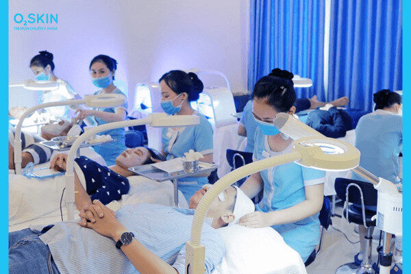 alt text: Hình ảnh minh họa điều dưỡng viên chăm sóc da