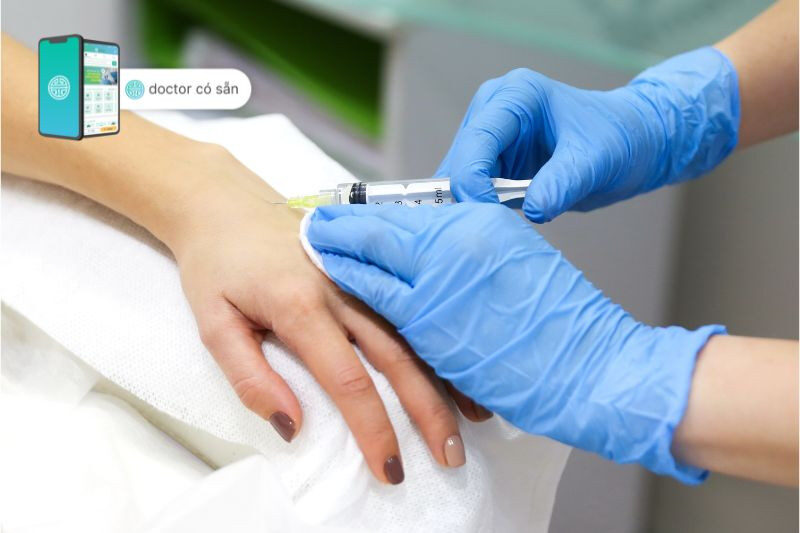 Bác sĩ đang tiêm botox trị mồ hôi tay cho khách hàng