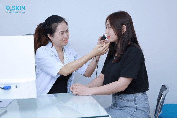 Bác sĩ O2 SKIN thăm khám, soi da, tư vấn tình trạng da