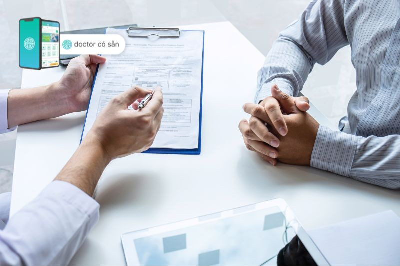 Bác sĩ tư vấn cho khách hàng về phương pháp tiêm botox trị mồ hôi tay