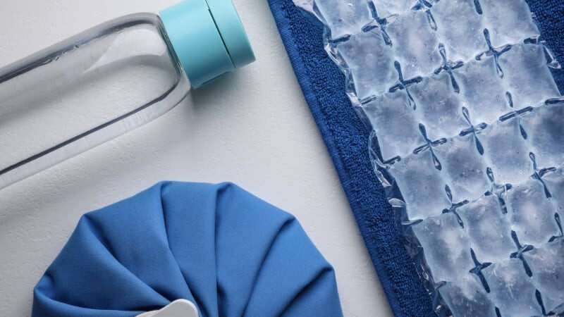 Chườm lạnh lên vùng da bị zona giúp giảm ngứa và khó chịu