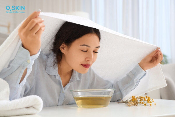 Làm sạch lỗ chân lông thông qua xông hơi giúp hạn chế tình trạng mụn.