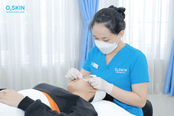 Lấy nhân mụn chuẩn y khoa