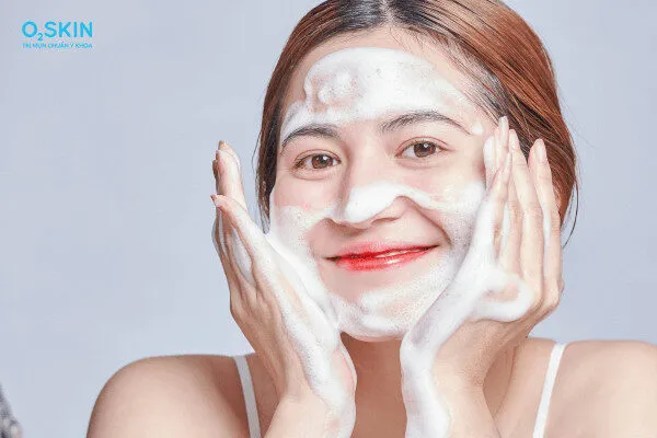 Da bị mụn có nên dùng sữa rửa mặt không? Lưu ý chăm sóc da mụn