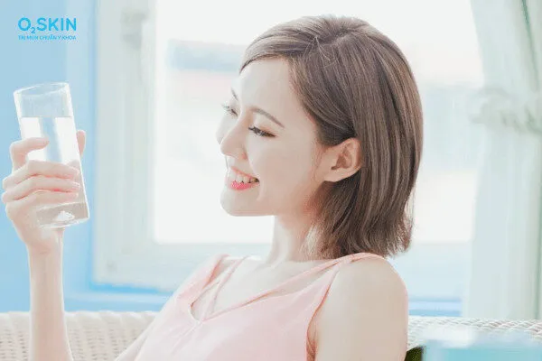 Uống nước nhiều có giảm mụn không? Cách uống nước cho da khỏe đẹp